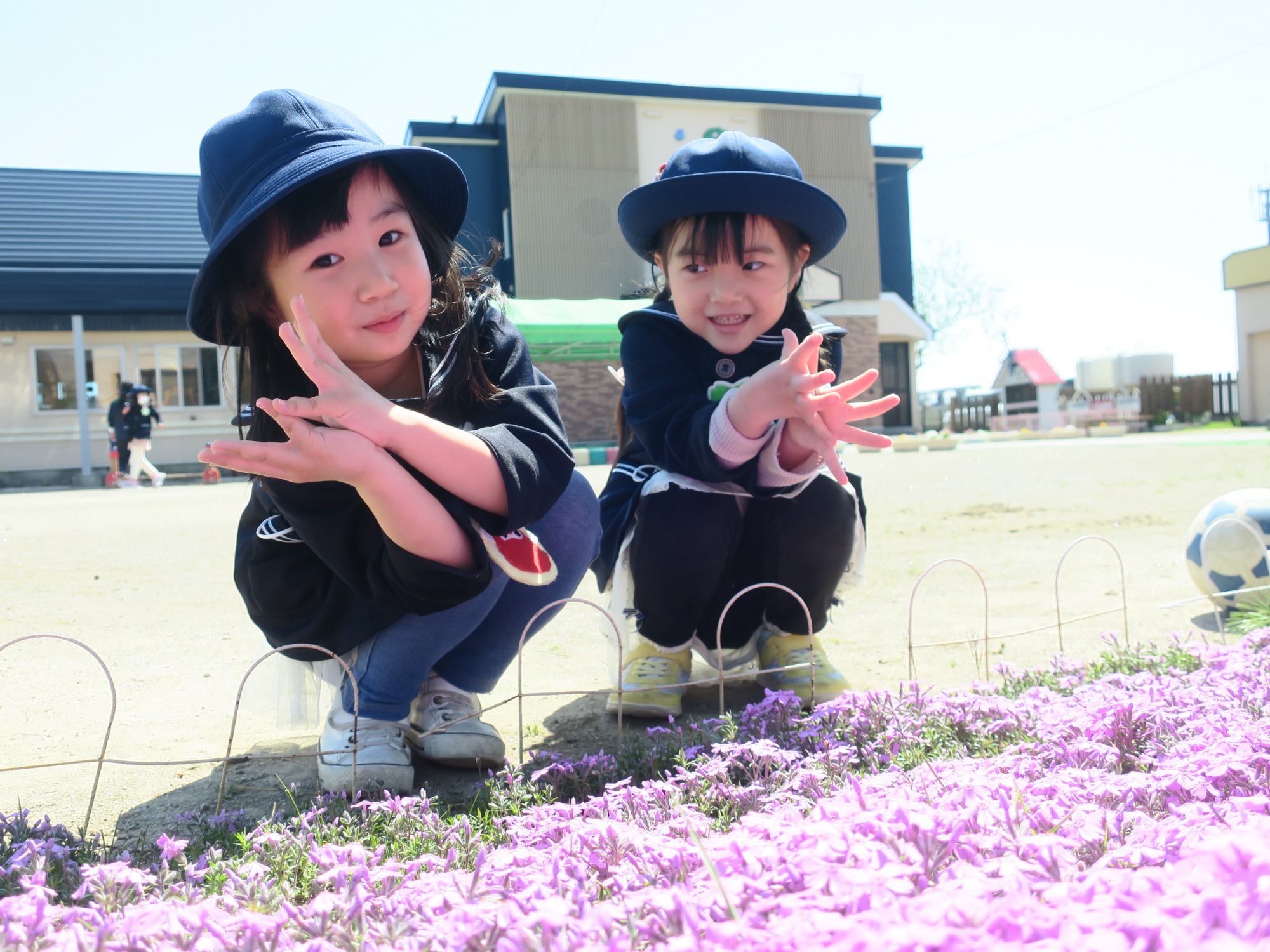 写真：お花と子供